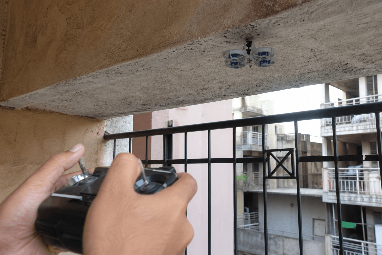 Flying in apartments and terraces in India, noise and neighbors: Sound travels upward